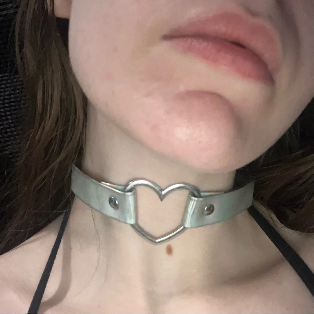 2016 TUMBLR GRUNGE HOLOGRAPHIC SILVER HEART CHOKER - Picture 11 of 14